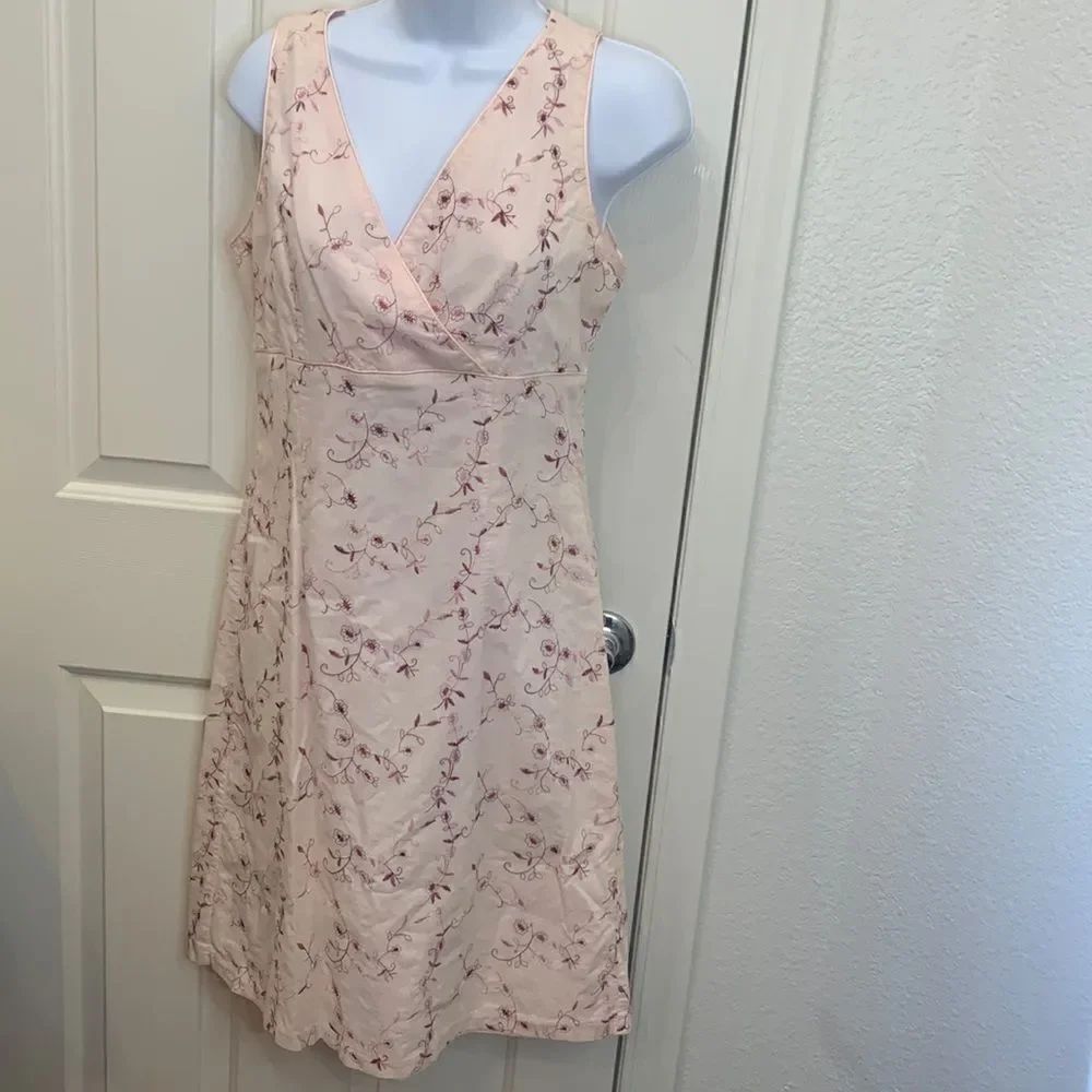 New York And Company V Neck Size 10 💯% Cotton Pink Fuschia Red Floral Embroider